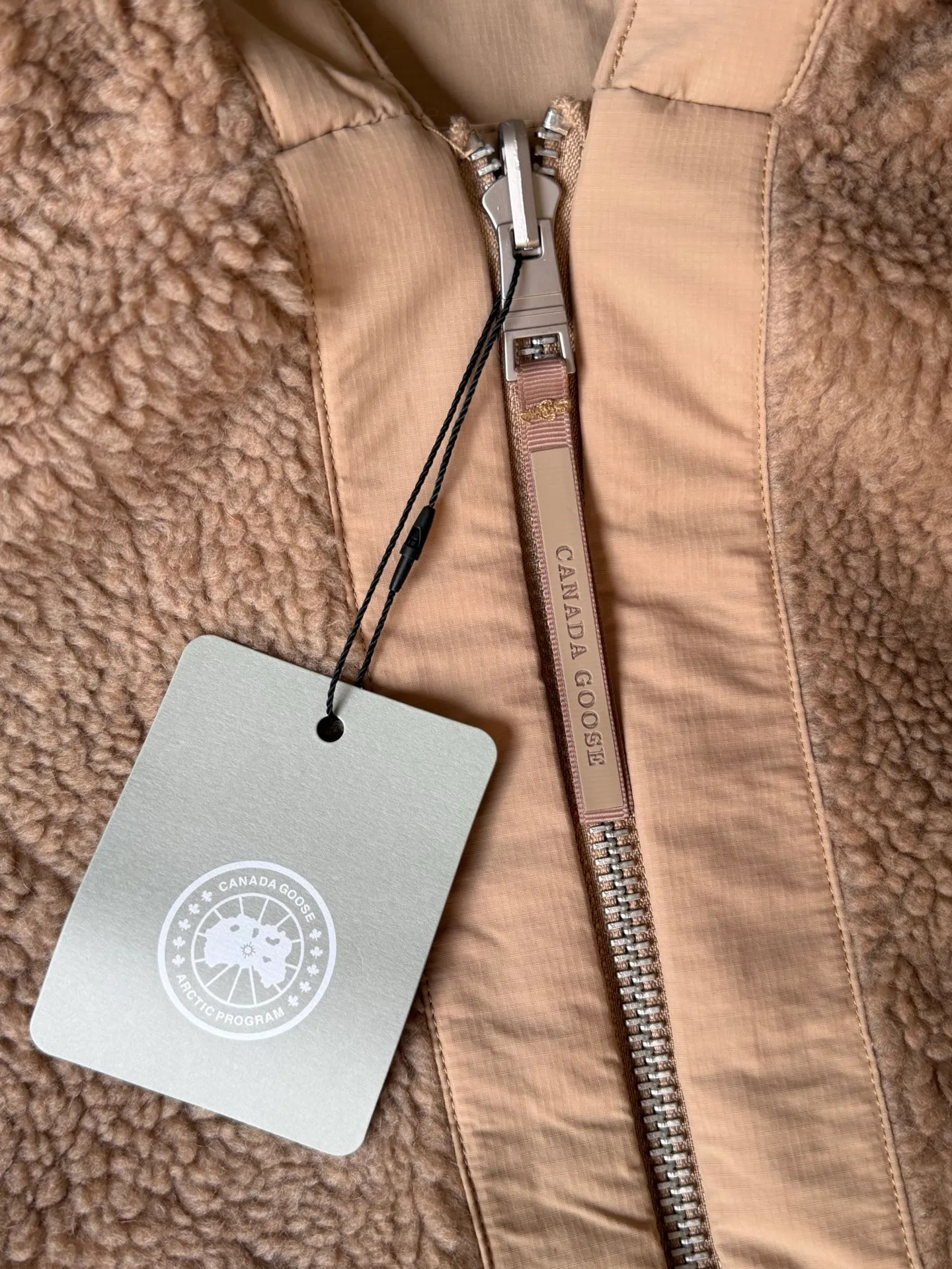 P800 canada goose/大GOose 25 reversible lamb wool flight jacket. It can be worn as a front or back and can be reshaped in any way. The inside and outside are the same color. The embroidered label pattern on the sleeve wall is limited. One side is made of lamb wool. It is delicate and gentle. The plush texture is light and full! The inner lining is polyester, which instantly transforms into an outdoor sports style! Basic neutral style can be combined at will, the most practical size: S M L Color: gray khaki black